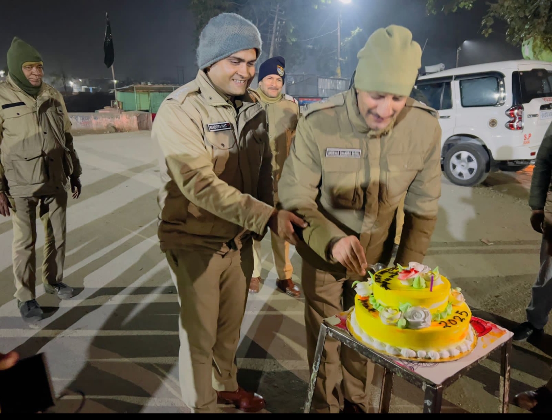 नव वर्ष की बेला पर पुलिस अधीक्षक देहात एवं CO रुड़की  द्वारा कलियर पुलिस कर्मचारियों के साथ केक काटकर मनाया नव साल।
