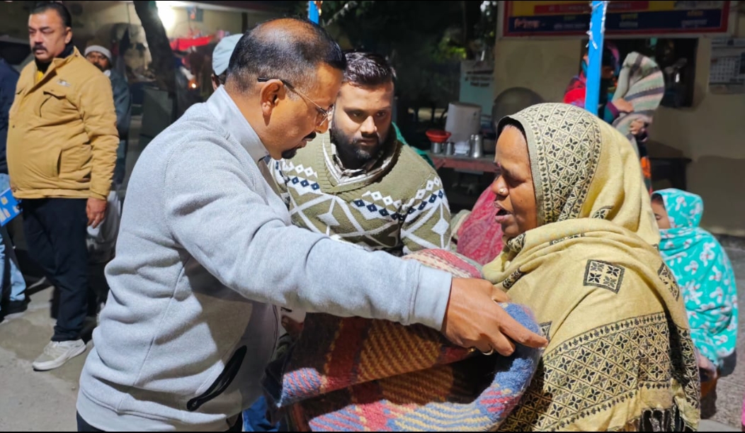 जिलाधिकारी कर्मेन्द्र सिंह ने शुक्रवार देर शाम को रूड़की में गरीब व असहाय लोगों को ठण्ड के प्रकोप से राहत दिलाने हेतु नया पुल, रेलवे स्टेशन ओर कुष्ठ आश्रम पहुंचकर व्यक्तियों को कम्बल वितरित किए तथा नगर निगम रूड़की द्वारा जलाए जा रहे अलाव का भी भौतिक सत्यापन किया। 