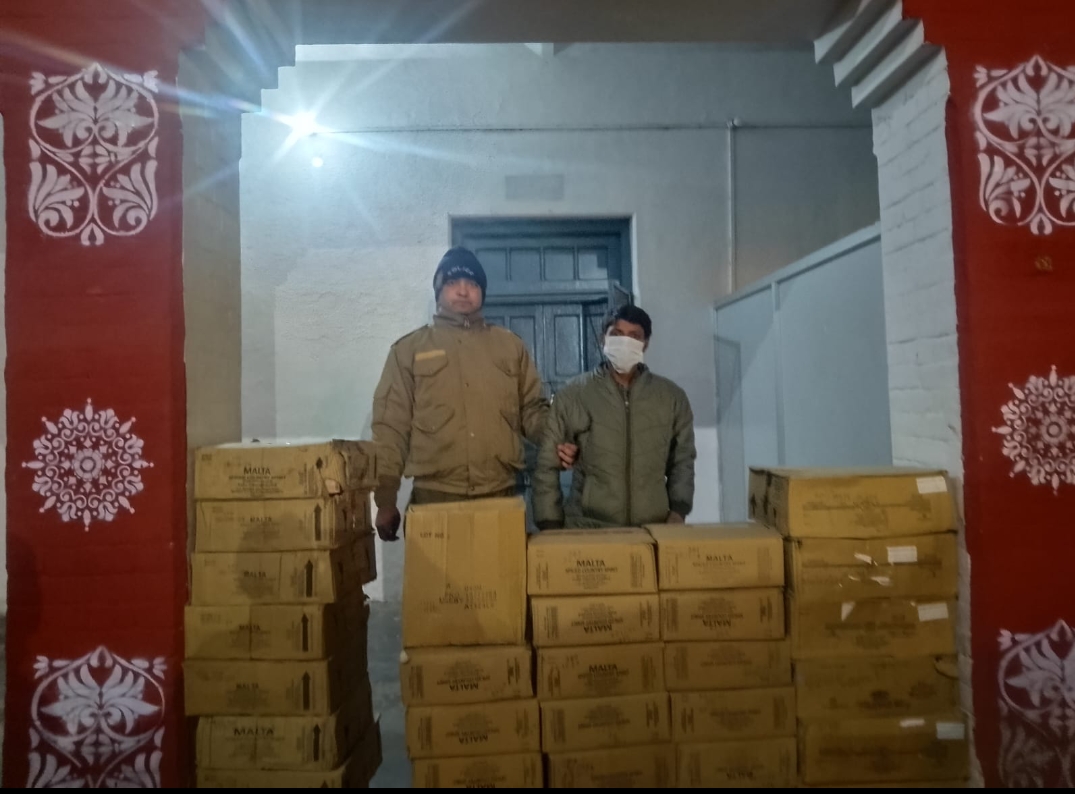 नगर निकाय चुनाव की दृष्टि को देखते हुए हरिद्वार पुलिस ने बड़ी अवैध शराब की खेप को पकड़ा जो चुनाव में इस्तेमाल होनी थी   चमगादड़ टापू में झोपड़ी से बरामद की 25 पेटी अवैध देसी व अंग्रेज़ी शराब
