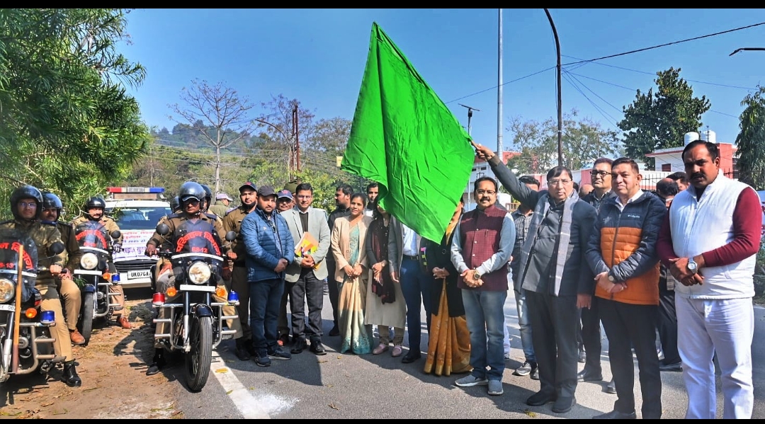 कलेक्ट्रेट सभागार में बुधवार को संसद सदस्य (राज्य सभा) डॉ० नरेश बंसल की अध्यक्षता में जिला सड़क सुरक्षा समिति की बैठक आयोजित की गई। सांसद ने राष्ट्रीय सड़क सुरक्षा जागरूकता  वाहन रैली को हरी झंडी दिखाकर रवाना किया