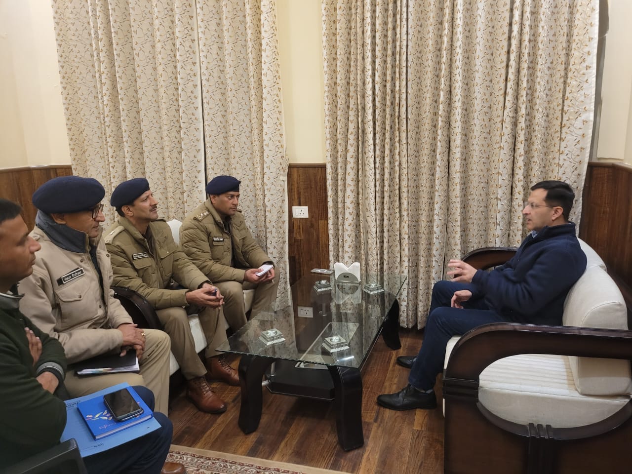  देर शाम हरिद्वार पहुंचे पुलिस महानिदेशक उत्तराखंड दीपम सेठ द्वारा वरिष्ठ पुलिस अधीक्षक हरिद्वार प्रमेन्द्र सिंह डोबाल एवं पुलिस अधिकारियों के साथ 5 फरवरी को लँढोरा में होने वाली महापंचायत के सन्दर्भ में पुलिस की तैयारियों को लेकर की बैठक।