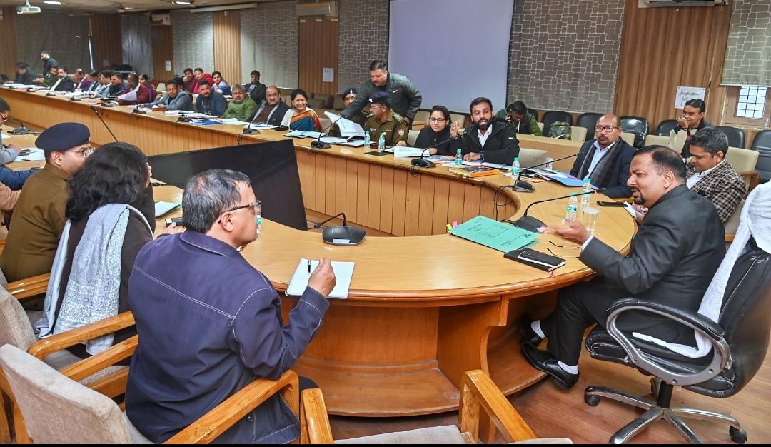  जिलाधिकारी कर्मेन्द्र सिंह ने सीसीआर सभागार में अर्द्धकुम्भ 2027 की तैयारियों से सम्बन्धित महत्वपूर्ण बैठक लेते हुए सम्बन्धित अधिकारियों को दिये निर्देश।