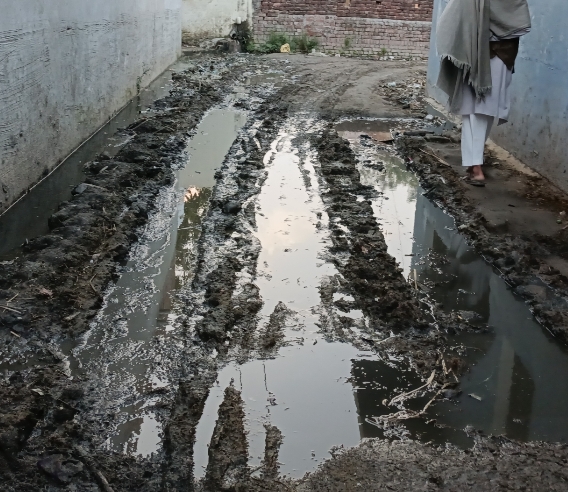 गांव इब्राहिमपुर मे ग्रामीण कच्चे रास्ते से चलने को मजबूर जबकि 2 मार्च को रमजान भी शुरू होने वाले हैं नवाजी व स्कूली बच्चे कच्चे रास्ते से चलने को मजबूर।