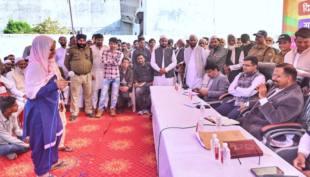 मुख्यमंत्री पुष्कर सिंह धामी की प्राथमिकताओं में शामिल सरकार जनता के द्वार कार्यक्रम में जिलाधिकारी कर्मेंद्र सिंह ने राजकीय प्राथमिक विद्यालय भारापुर,विकास खंड रुड़की में जनता दरबार लगाकर क्षेत्र की सुना समस्याओं।