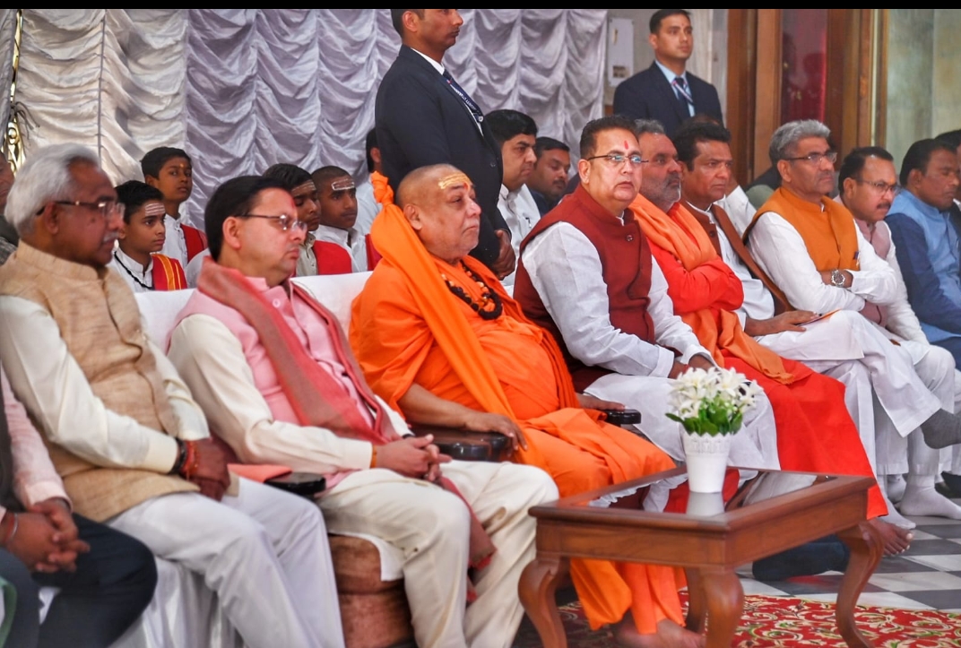 मुख्यमंत्री पुष्कर सिंह धामी ने रविवार को जगतगुरू आश्रम , हरिद्वार में प्रधानमंत्री नरेन्द्र मोदी के मन की बात कार्यक्रम का 119वां संस्करण सुना।