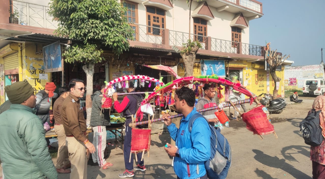 थाना पथरी पुलिस कांवड़ियों की सेवा में जुटी भंडारा लगाकर भोलों को बांटा प्रसाद व फलाहार