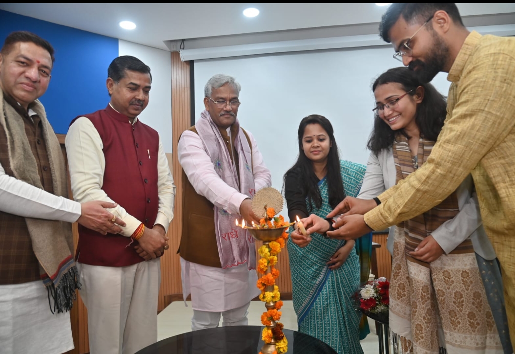 हरिद्वार सांसद त्रिवेंद्र सिंह रावत ने दीप प्रज्ज्वलित कर किया। मुख्य विकास अधिकारी आकांक्षा कोण्डे ने पुष्पगुच्छ भेंट कर सांसद का स्वागत किया।