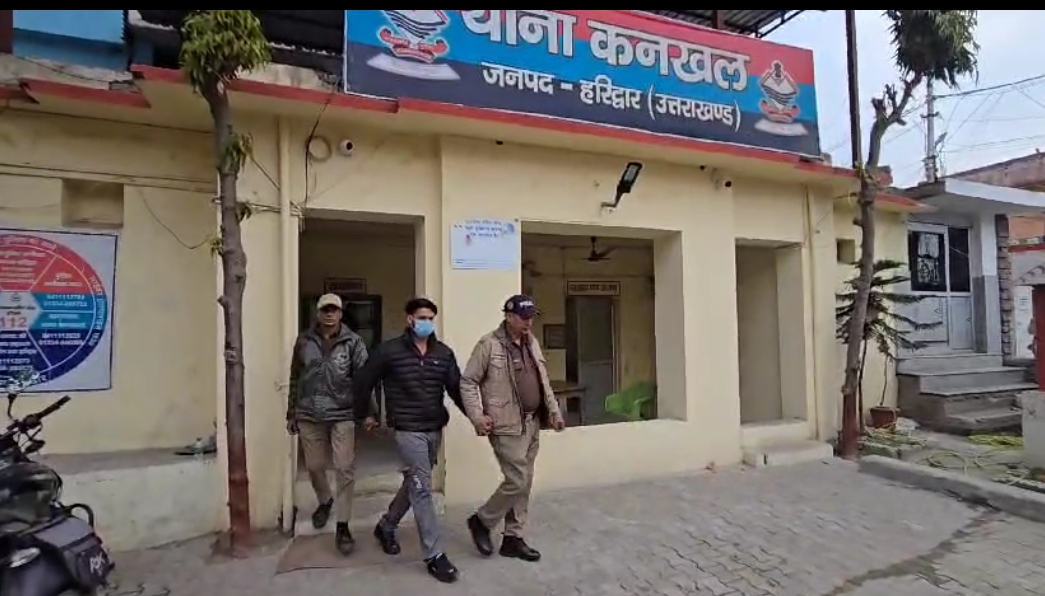 महिला से दुष्कर्म करने वाला मुख्य आरोपी अभियुक्त को पुलिस ने किया गिरफ्तार।  आरोपी ने छिपायी थी अपनी असल पहचान, शादी का झांसा देकर किया था दुष्कर्म।