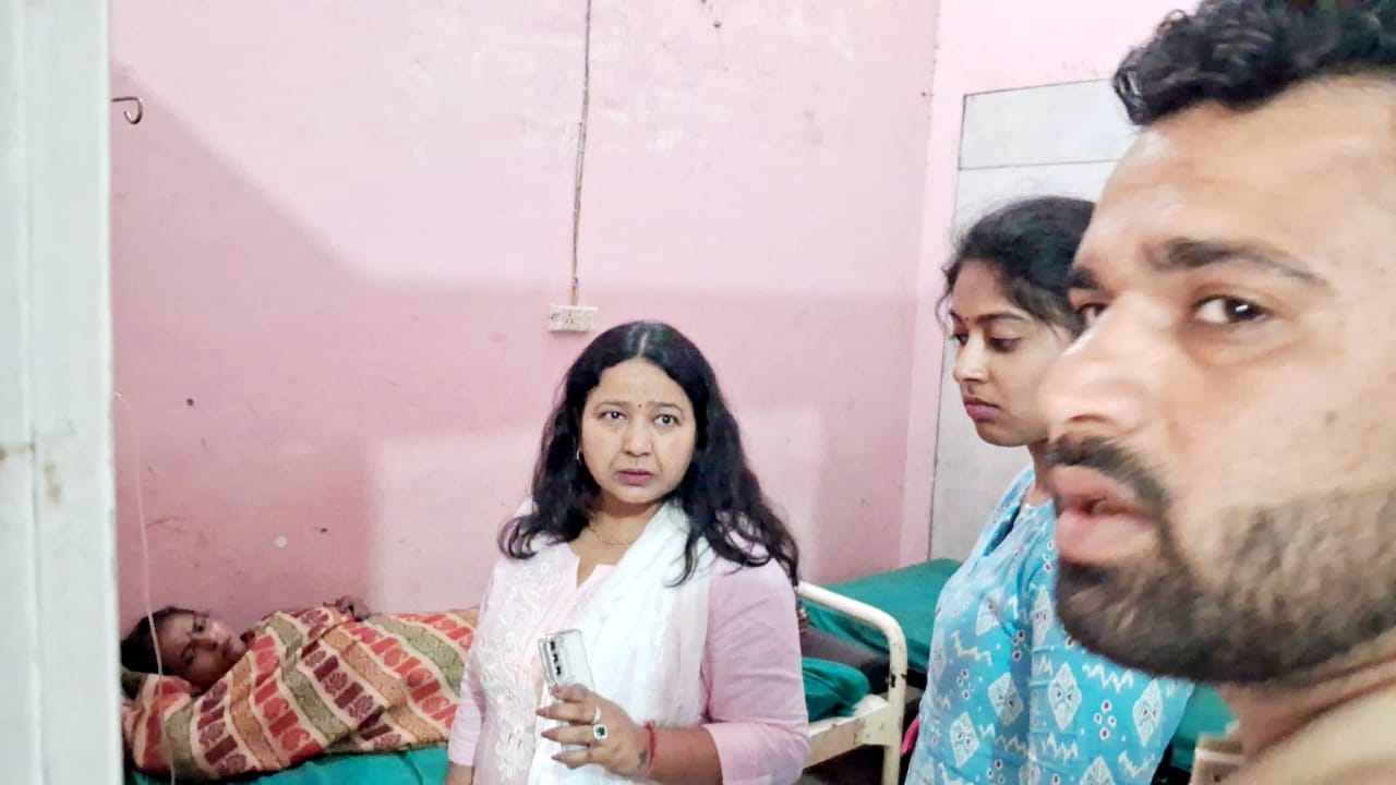 नव नियुक्त औषधि निरीक्षकों की तैनाती, मेडिकल स्टोर्स व अस्पतालों का ड्रग्स इंस्पेक्टर अनीता भारती ने किया निरीक्षण शुरू  अस्पताल मे कोई जिम्मेदार डॉक्टर नही है जनता के स्वास्थ्य से खिलवाड़ नही किया जाएगा विभाग ने तत्काल मुख्य चिकित्सा अधिकारी को जानकारी देते हुए अस्पताल संचालक को नोटिस जारी किया