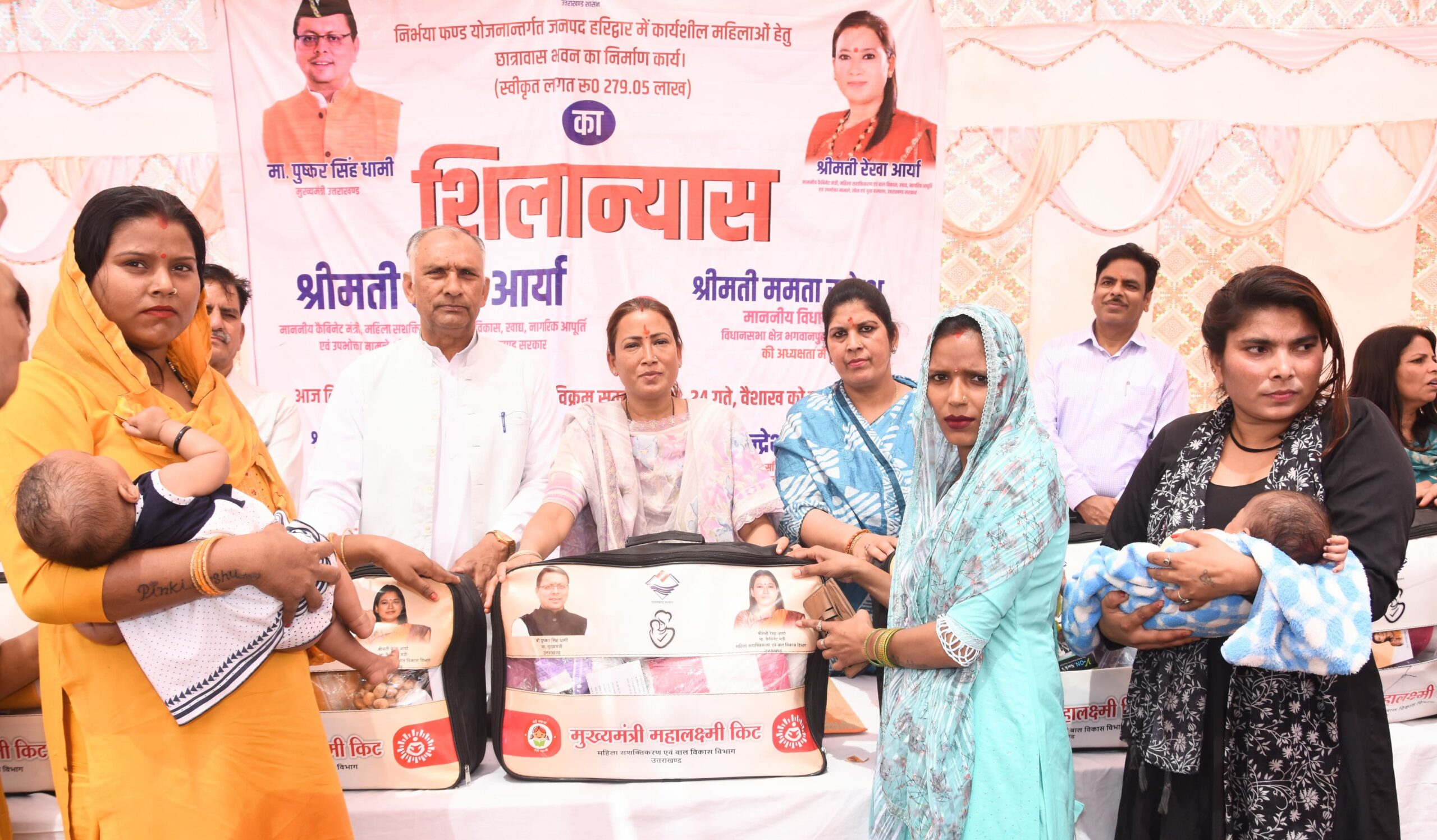 कैबिनेट मंत्री रेखा आर्य ने बुधवार को भगवानपुर में कामकाजी महिला छात्रावास का भूमि पूजन किया भगवानपुर विधायक ममता राकेश भी रही मौजूद।