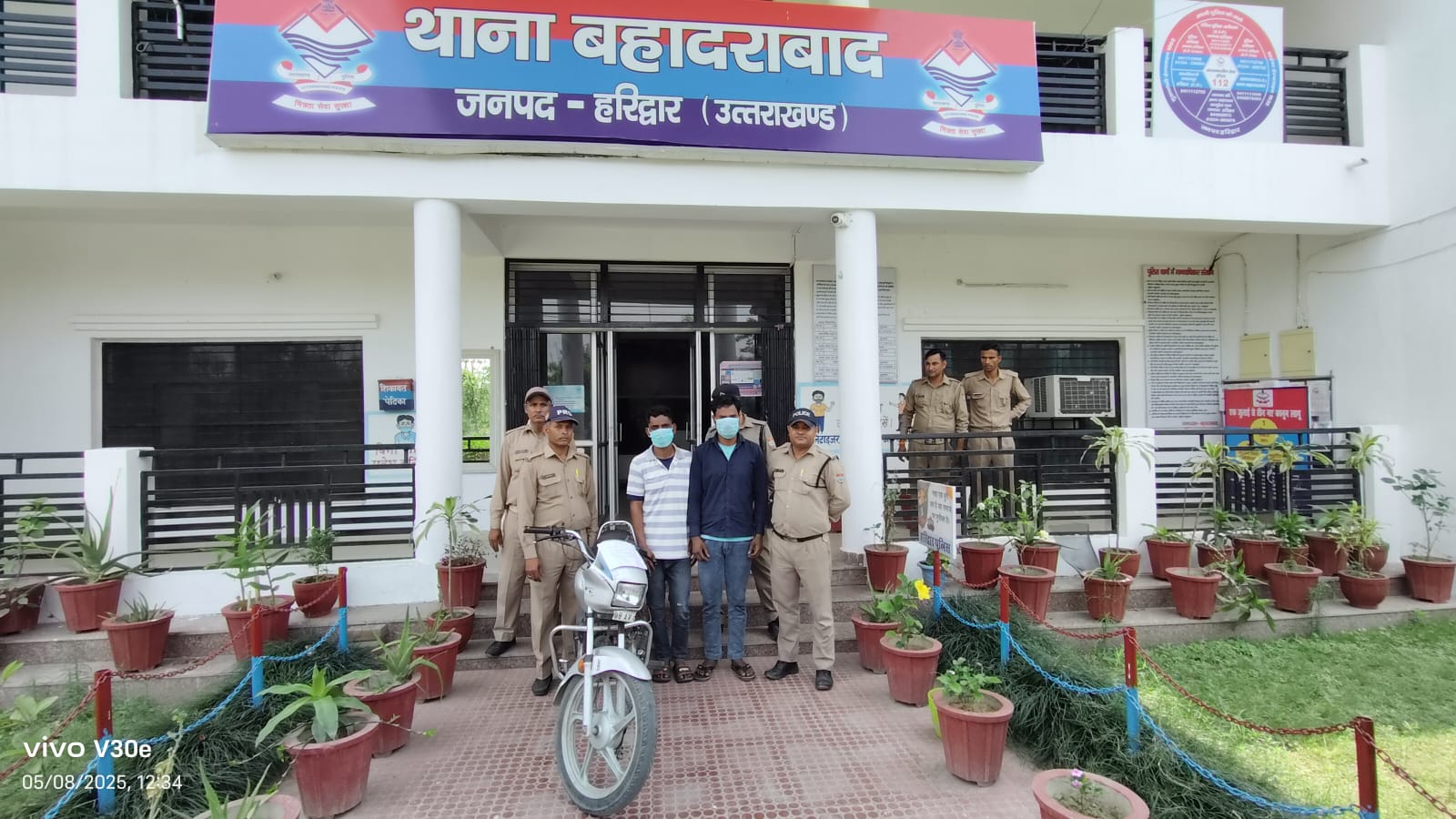 बहादराबाद पुलिस ने दो पहिया वाहन चोर  2 अभियुक्तो को एक मोटरसाइकिल के साथ किया गिरफ़्तार।