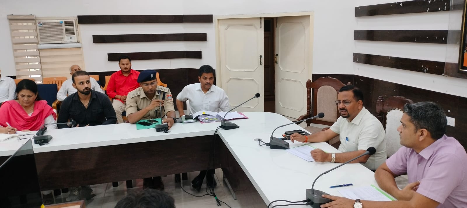 जिलाधिकारी कर्मेन्द्र सिंह की अध्यक्षता में कलेक्ट्रेट सभागार में गंगा संरक्षण समिति की बैठक की।              एक लाख़ चौरासी हजार पौधो का रोपण करने हेतु विभागवाऱ पौधों की डिमांड करने के निर्देश दिए