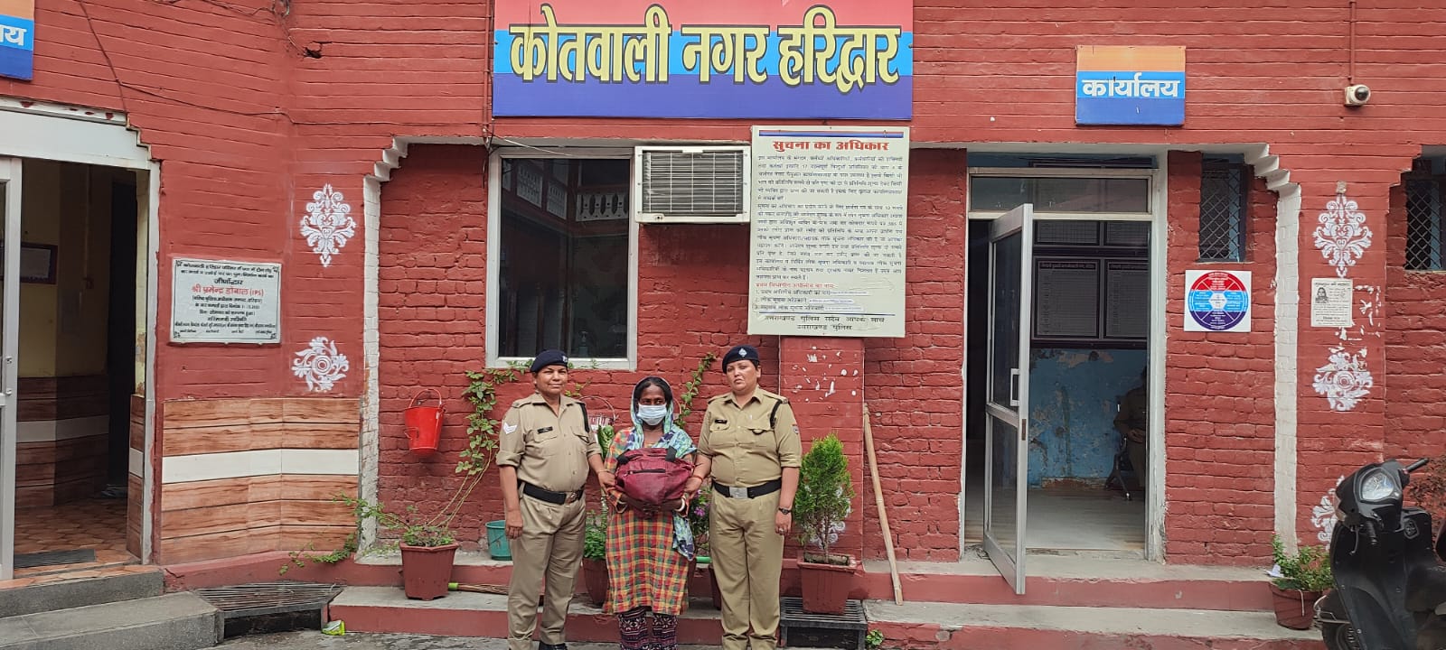 हरिद्वार पुलिस का नशा तस्करों के विरुद्ध ताबड़तोड़ कार्यवाही अभियान जारी  1.6 किलोग्राम अवैध गांजा के साथ 01 महिला आरोपी को किया गिरफ़्तार