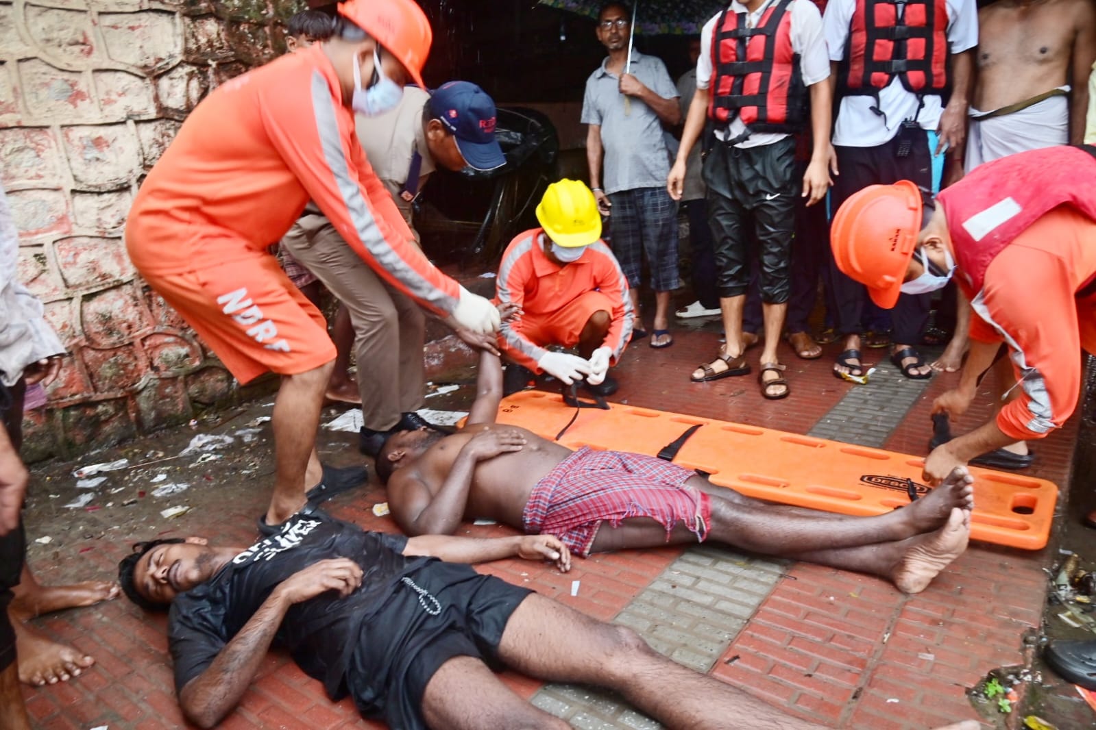 जिलाधिकारी जिला आपदा प्रबंधन प्राधिकरण मयूर दीक्षित के निर्देशन में जनपद में पांच स्थानों पर वर्षाकाल में बाढ़ एवं जल भराव की स्थिति में राहत एवं बचाव की तैयारियों को परखने के लिए मॉकड्रिल आयोजित की गई। 