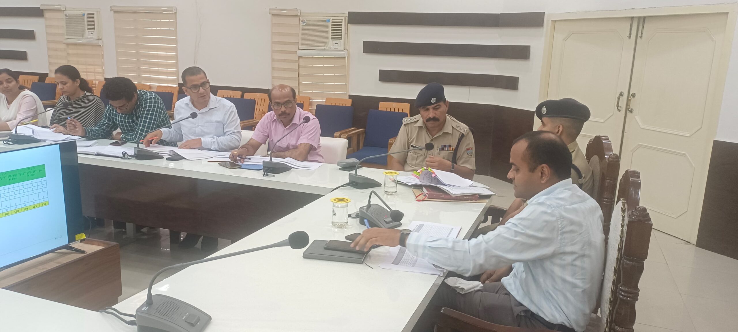 जिलाधिकारी मयूर दीक्षित ने जिला कार्यालय सभागार में की जनसुनवाई  32 व्यक्तियों द्वारा दर्ज कराई गई अपनी-अपनी समस्याएं  अधिकांश समस्याओं का मौके पर ही किया निस्तारण