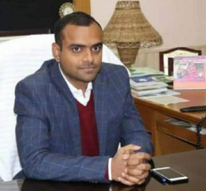 जिलाधिकारी मयूर दीक्षित ने रोका 5 अधिकारियों का वेतन  सीएम हेल्पलाइन एवम् सीएम जनसुनवाई पोर्टल पर प्राप्त समस्याओं  के निस्तारण में लापरवाही पर रोका वेतन और कारण बताओ नोटिस जारी करने के दिए निर्देश