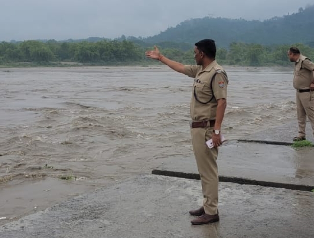पहाड़ों पर हो रही लगातार भारी वर्षा के चलते गंगा नदी का जलस्तर काफी बढ़ गया है सुरक्षा की दृष्टिगत देखते हुवे एसएसपी हरिद्वार के निर्देशित क्रम में जनपद हरिद्वार में नदी किनारे निवास करने वाले व्यक्तियों को सुरक्षित स्थानों पर जाने के लिए लगातार अनाउंसमेंट करके सूचित करते हुए सुरक्षित स्थान पर भेजा जा रहा है