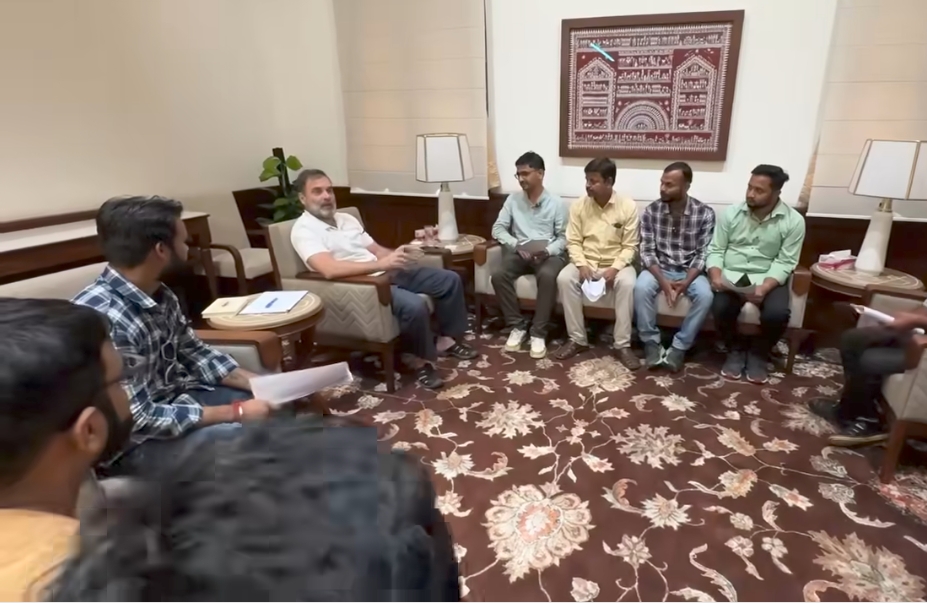 राहुल गांधी ने संसद भवन में भारत के 7 ऑर्डिनेंस फैक्ट्रियों से आए कर्मचारियों के प्रतिनिधिमंडल से मुलाकात हुई जहां उनकी समस्याओं को गहराई से समझा।