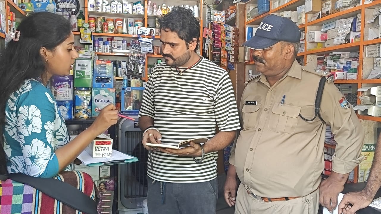 ड्रग्स इंस्पेक्टर अनीता भारती एवं औषधि निरीक्षक मेघा द्वारा तिबड़ी, हरिद्वार क्षेत्र के मेडिकल स्टोरों का संयुक्त निरीक्षण किया गया।