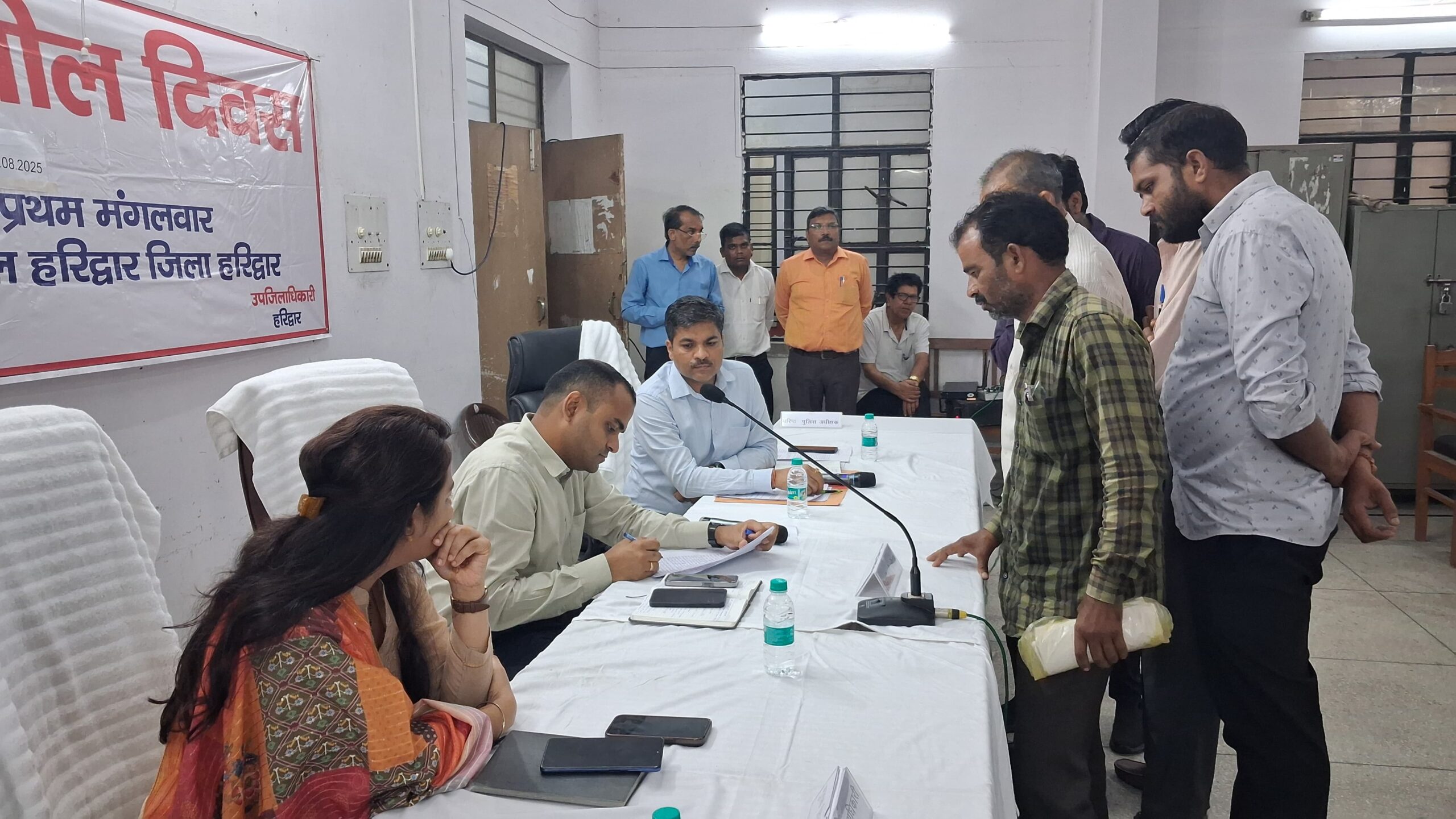 जिलाधिकारी मयूर दीक्षित की अध्यक्षता में हरिद्वार तहसील सभागार में तहसील दिवस सम्पन्न हुआ।   40 समस्याएं दर्ज कराई गई, जिसमें 17 समस्याओं का मौके पर ही निस्तारण किया गया अन्य समस्याओं को निस्तारित कराने के लिए सम्बन्धित अधिकारियों को निर्देश दिये।