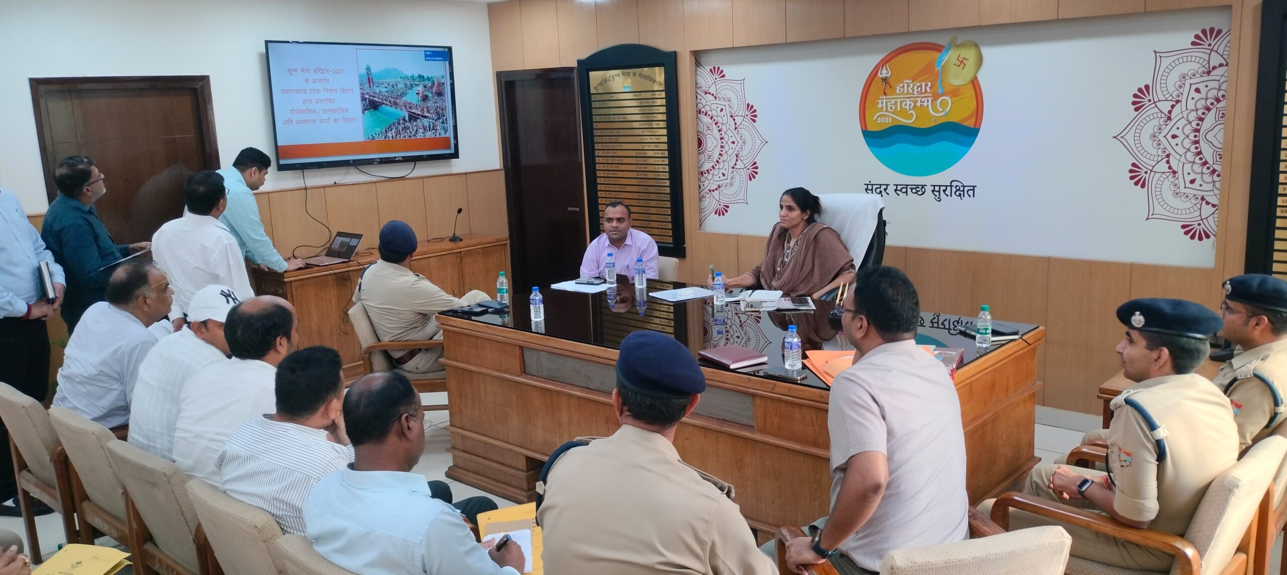 मेला अधिकारी श्रीमती सोनिका की अध्यक्षता में सीसीआर मेला कंट्रोल रूम में बैठक आयोजित की गई। बैठक में जिलाधिकारी मयूर दीक्षित एवं वरिष्ठ पुलिस अधीक्षक प्रमेंद्र सिंह डोभाल सहित संबंधित अधिकारी शामिल हुए।