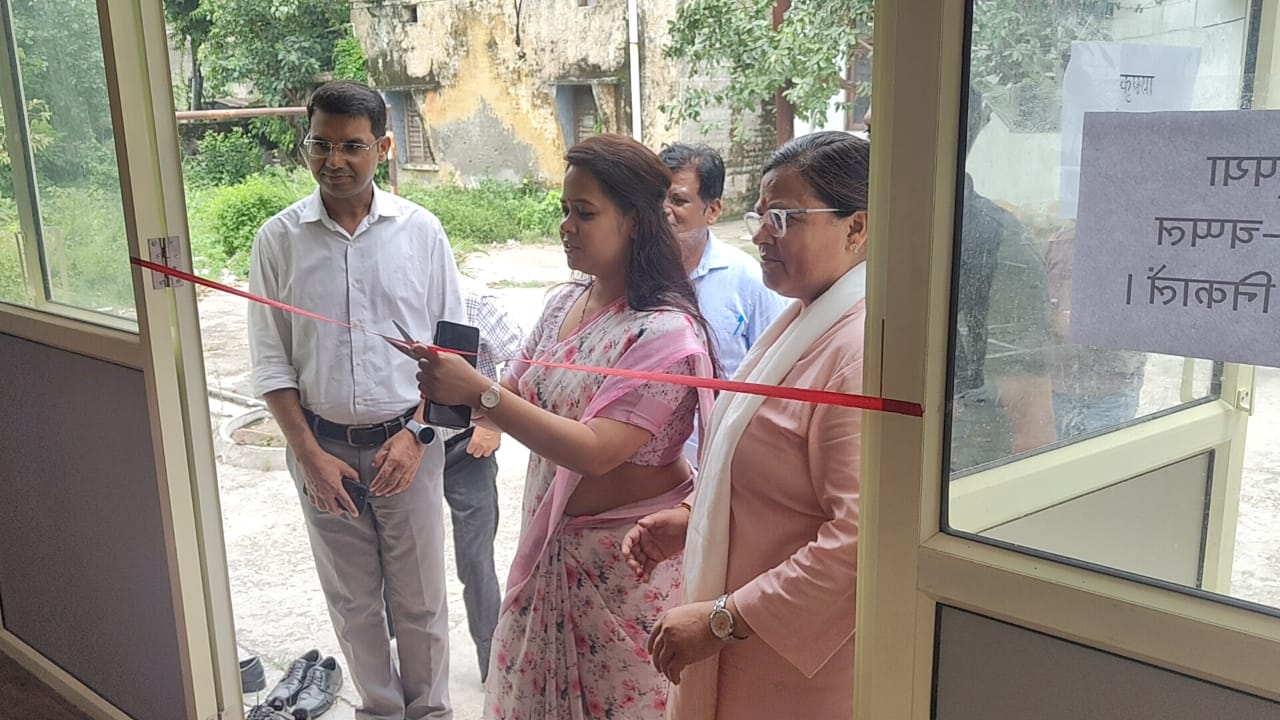 मुख्य विकास अधिकारी आकांक्षा कोण्डे ने हिलान्स बेकरी यूनिट का निरीक्षण किया।   उन्होंने बेकरी के उत्पादन और मार्केटिंग की समीक्षा करते हुए कई जरूरी निर्देश दिए।