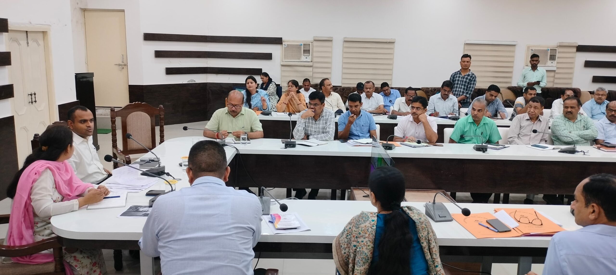 जिलाधिकारी जलभराव क्षेत्रों में तत्परता से पानी की निकासी सुनिश्चित की जाए