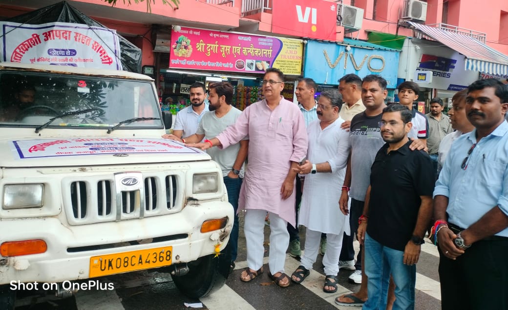 बाढ़ प्रभावित लोगों को वेद मंदिर आश्रम से रवाना किया खाद्यान सामग्री से भरा वाहन पूर्व कैबिनेट मंत्री स्वामी यतीश्वरानंद व समाजसेवी दीपक राजपूत ने भिजवाई सामग्री।