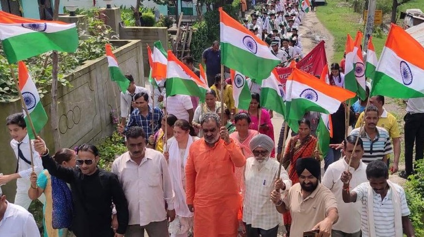 तिरंगा यात्रा निकालकर राष्ट्रप्रेम और एकता की भावना के प्रति किया जागरूक   पूर्व कैबिनेट मंत्री स्वामी यतीश्वरानंद के नेतृत्व में लालढांग मंडल में निकाली भव्य तिरंगा यात्रा