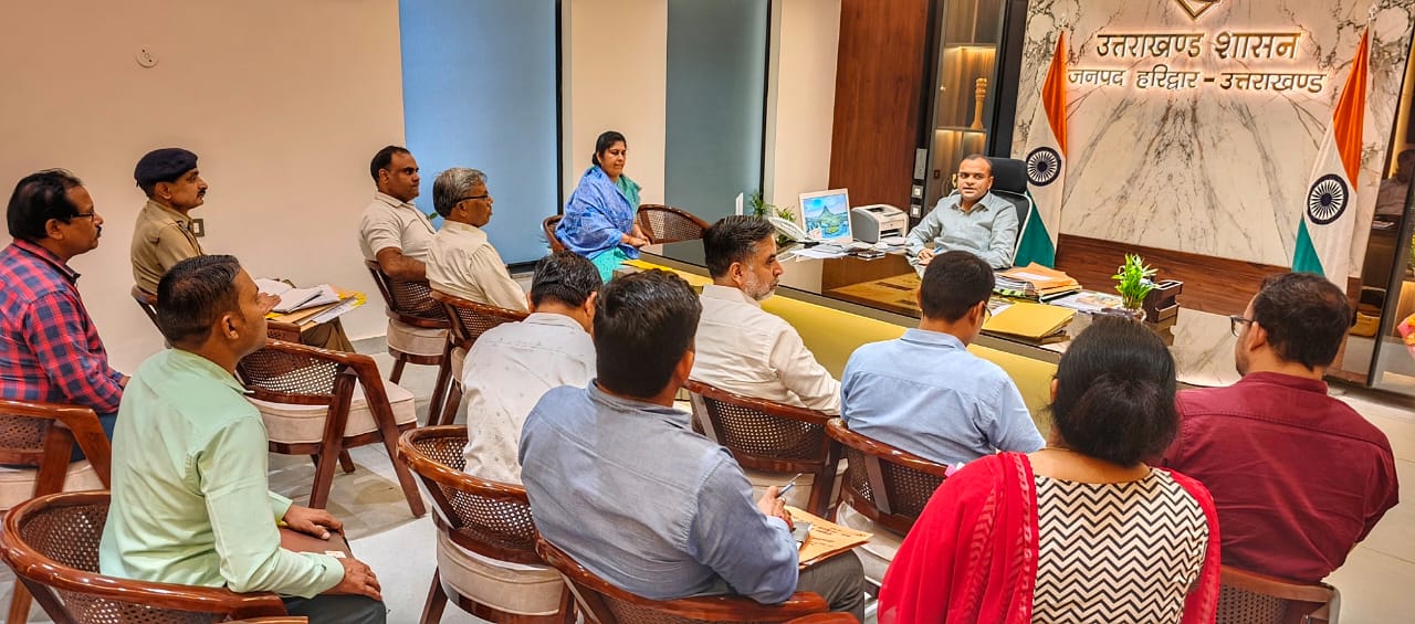  जिलाधिकारी मयूर दीक्षित की अध्यक्षता में जिला कार्यालय कक्ष में अनुसूचित जाति अनुसूचित जनजाति अत्याचार निवारण जिला स्तरीय सतर्कता एवं अनुश्रवण समिति की बैठक आयोजित की गई।  जिलाधिकारी द्वारा अनुसूचित जाति एवं अनुसूचित जनजाति व्यक्तियों पर किए उत्पीड़न मामलों पर उन्हें उपलब्ध कराई जाने वाली आर्थिक सहायता के सम्बन्ध में जानकारी प्राप्त की।