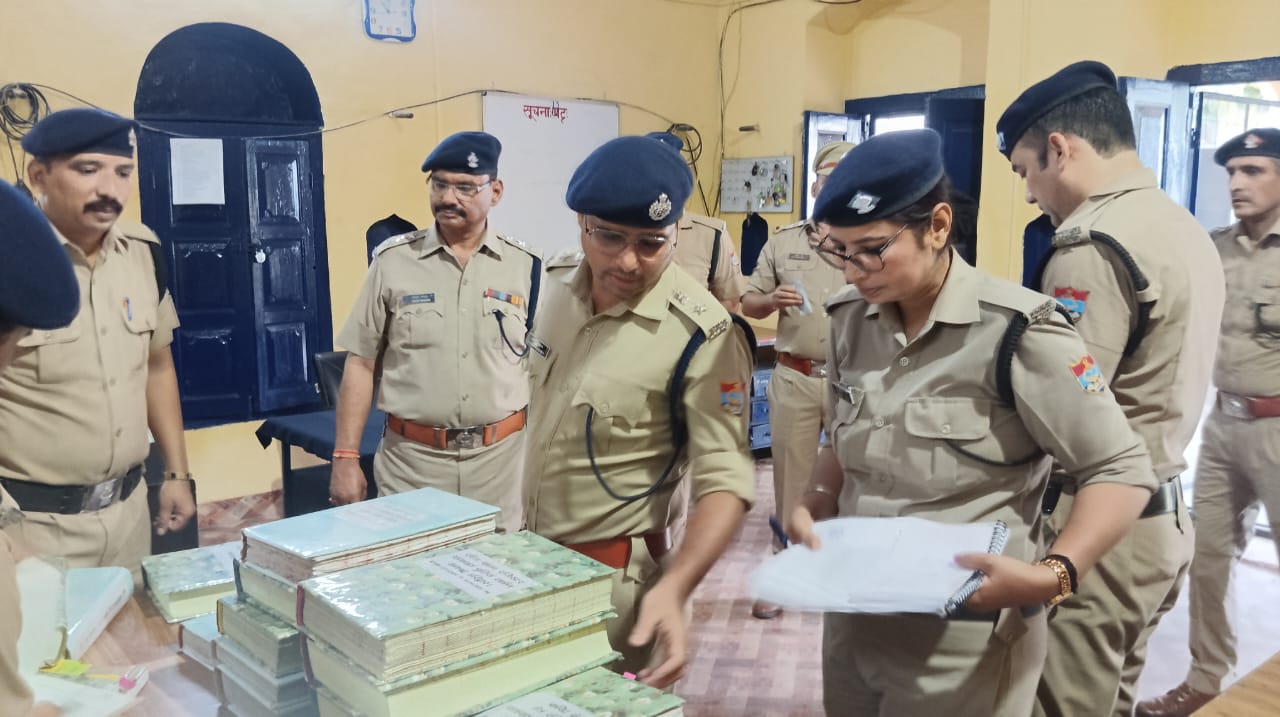 पुलिस लाइन पहुंचे एसपी ट्रैफिक जितेंद्र मेहरा यातायात लाइन का किया निरीक्षण रजिस्टरों को किया चेक  व्यवस्थाओं को दुरुस्त करने के लिए मातहत को दिए आवश्यक दिशा निर्देश