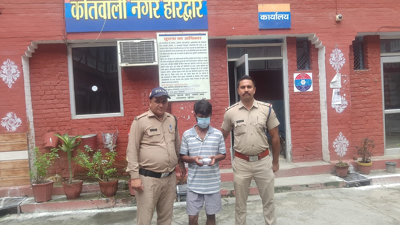 हरिद्वार पुलिस को मिली सफलता, 24 घंटे के भीतर शातिर चोर को किया गिरफ्तार।  बंद घर का ताला तौड कर ज्वेलरी चोरी की घटना को दिया था अंजाम  चोरी की ज्वेलरी कीमत करीब ₹2,80,000 बरामद