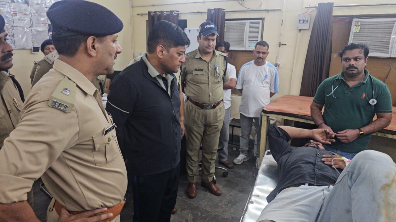 कोतवाली गंग नहर पुलिस की चेकिंग के दौरान बदमाश से हुई मुठभेड़ में बदमाश के पैर में लगी गोली घायल बदमाश को इलाज के लिए अस्पताल भिजवाया गया।