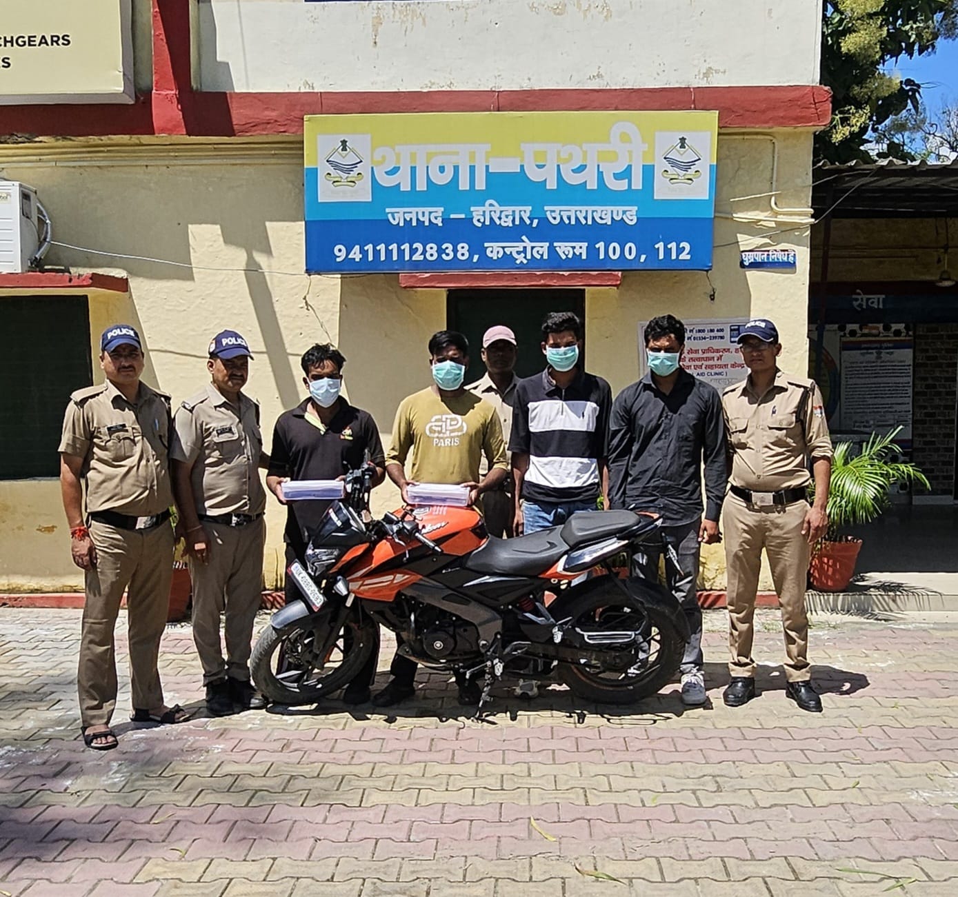 हरिद्वार एसएसपी प्रमेन्द्र सिंह डोभाल के नेतृत्व में बड़ा खुलासा।  मुख्य आरोपी सहित 04 दबोचे, घटना में प्रयुक्त देशी पिस्टल, 03 जिंदा कारतूस व बरामद  मुख्य आरोपी नीतीश ने पिता पर हुए हमले का बदला लेने के लिए बनाया था प्लान