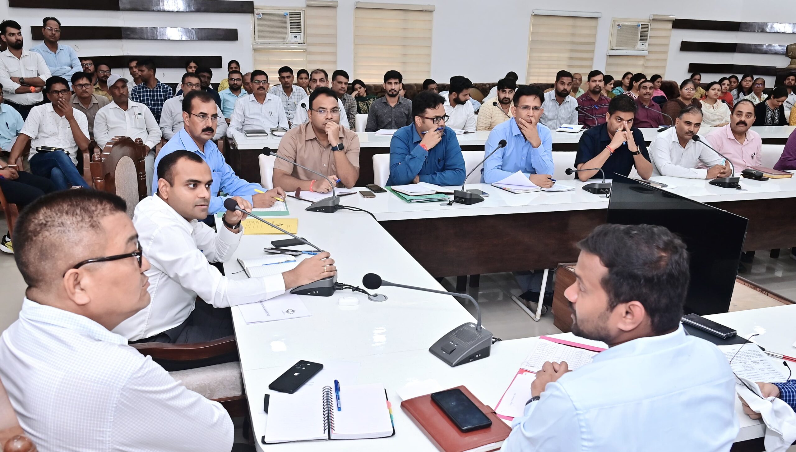 जिलाधिकारी मयूर दीक्षित ने जनपद में तैनात राजस्व विभाग के समस्त अधिकारियों तथा कर्मचारियों साथ गुरूवार को जिला कार्यालय सभागार में एक महत्वपूर्ण बैठक ली।  