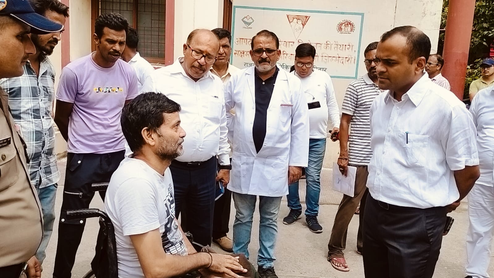 जिलाधिकारी मयूर दीक्षित ने जिला युवा कल्याण आयोजित खेल प्रतियोगिता के विजेता खिलाड़ियों को पुरुस्कार ओर धनराशि उनके खातों मे उपलब्ध कराए जाएगे।