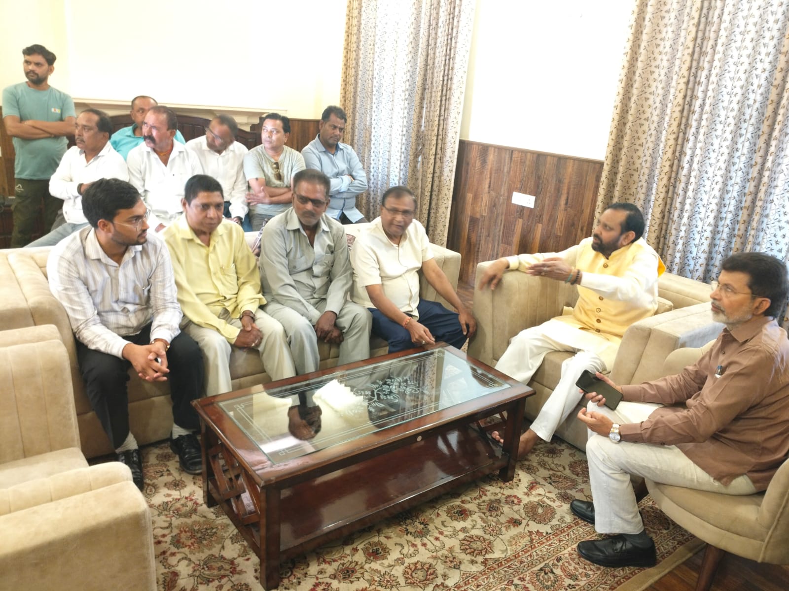 उत्तराखंड राज्य सफाई कर्मचारी आयोग के उपाध्यक्ष (राज्यमंत्री)भगवत प्रसाद मकवाना ने मुख्यमंत्री पुष्कर सिंह धामी सरकार द्वारा सफाई कर्मचारी के हितों के लिए निर्णय पर सरकार का आभार जताया।   समाज कल्याण विभाग को केन्द्र एवं राज्य सरकार की योजनाओं का लाभ पहुंचाने के लिए बस्तियों में बहुद्देशीय शिविर लगाने के निर्देश दिए l 