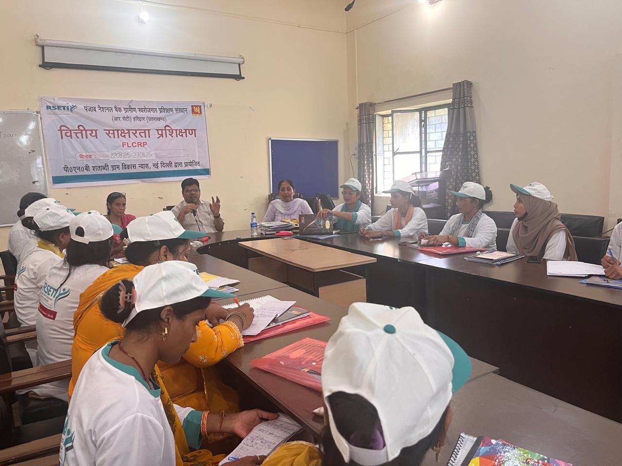 ग्रामीण महिलाओं को वित्तीय साक्षरता से सशक्त बनाने के लिए 6-दिवसीय प्रशिक्षण का आयोजन