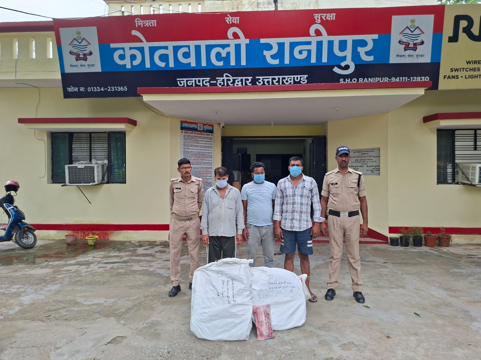 अवैध गैस सिलेंडरों की कालाबाजारी का किया भण्डाफोड, 03 आरोपी दबोचे  गैस प्लान्ट क्षेत्र स्थित E-19 फैक्ट्री में कर रहे थे LPG कैप्सूलो से अवैध रिफलिंग  61 गैस सलेण्डर, एक वाहन छोटा हाथी एवं अवैध रिफलिंग के उपकरण किये जब्त