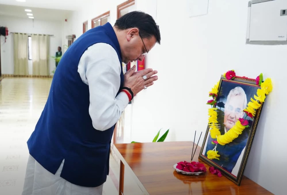 मुख्यमंत्री पुष्कर सिंह धामी ने कैंप कार्यालय में लोकतांत्रिक आदर्शों से भारतीय राजनीति को नई दिशा देने वाले भारत के पूर्व प्रधानमंत्री, भारत रत्न,अटल बिहारी वाजपेयी की पुण्यतिथि पर उन्हें श्रद्धांजलि अर्पित की।
