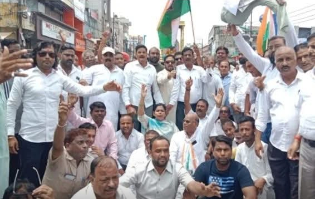 महानगर कांग्रेस कमेटी हरिद्वार व जिला कांग्रेस एससी विभाग द्वारा संयुक्त रूप से ज्वालापुर स्थित रविदास चौक पर नेता प्रतिपक्ष यशपाल आर्य व कांग्रेस विधायकों के साथ हुई बदसलूकी के विरोध में धामी सरकार का पुतला दहन कर विरोध प्रदर्शन किया गया।