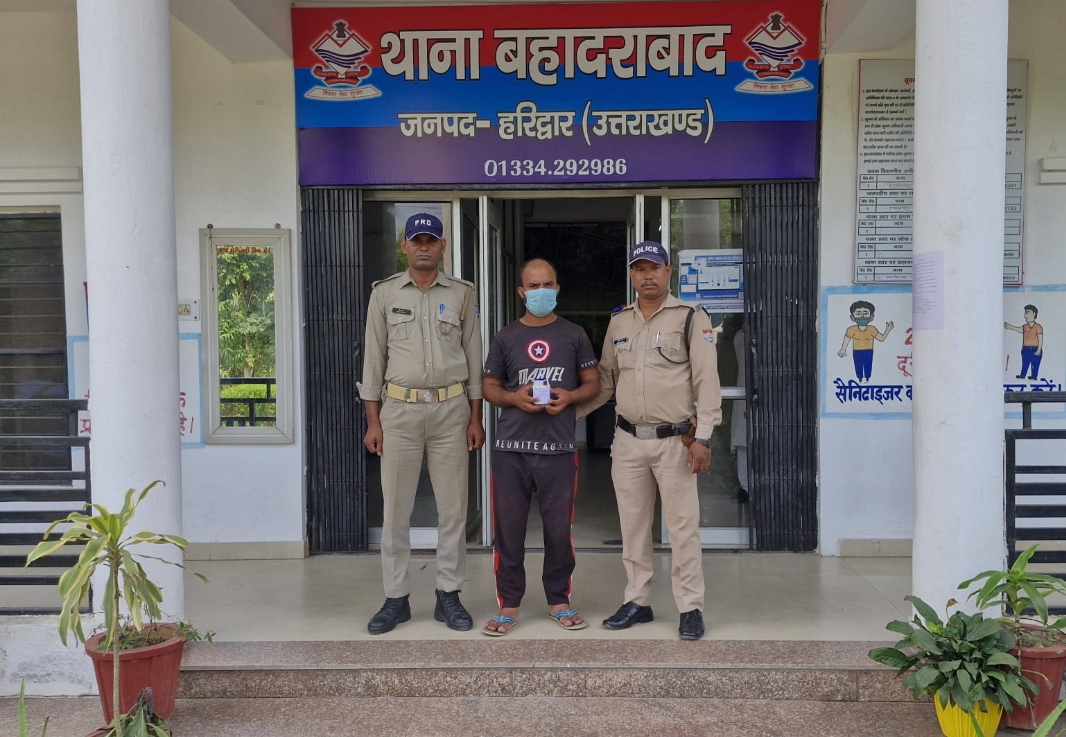 07.5 ग्राम अवैध स्मैक के साथ एक आरोपी अभियुक्त तस्कर को बहादराबाद पुलिस ने किया गिरफ्तार।