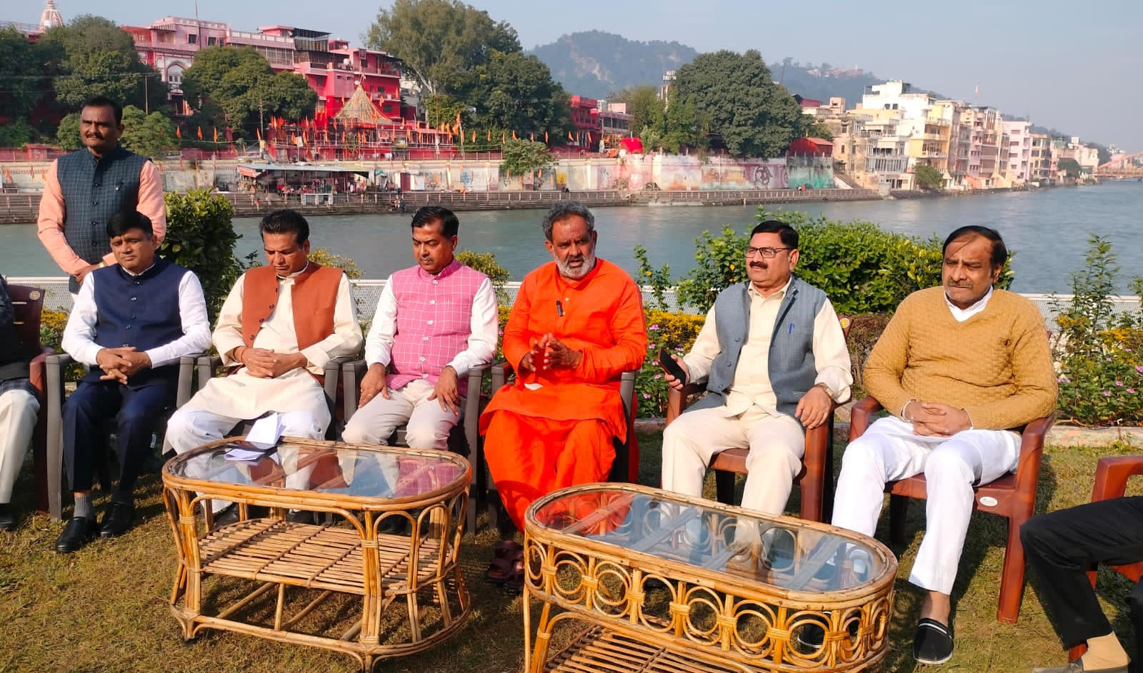 405 रुपये गन्ना मूल्य घोषित किए जाने पर किसानों के साथ संगठनों में भी खुशी: स्वामी यतीश्वरानंद।  इकबालपुर चीनी मिल के किसानों के लिए अन्य तीन मिलों के केंद्रों की कराई गई है व्यवस्था।  डामकोठी में पत्रकारवार्ता करते हुए प्रदेश उपाध्यक्ष स्वामी यतीश्वरानंद और विधायक आदेश चौहान ने रखी बात  