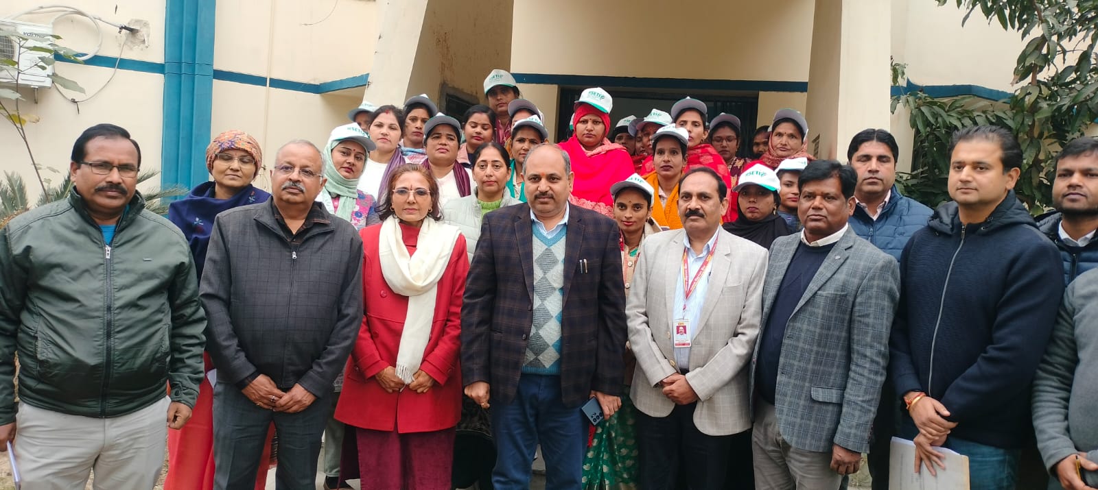 महिला समूह को क्लाउड किचन के लिए दिए जा रहे प्रशिक्षण  का मुख्य विकासअधिकारी ललित नारायण मिश्रा ने किया शुभारंभ।