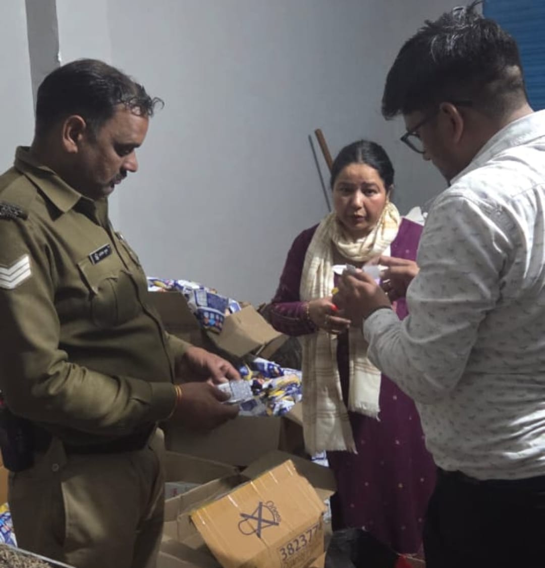मेडिकल स्टोर की आड़ में नशीली दवाओं का खेल, ड्रग इंस्पेक्टर अनिता भारती ने  की बड़ी कार्रवाई।  2.66 लीटर कोडीन सिरप समेत ट्रामाडोल व अल्प्राजोलाम बरामद, संचालक गिरफ्तार।