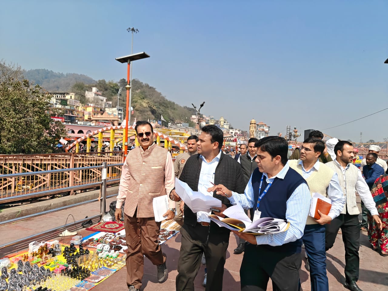  हरिद्वार सचिव,आवास आर राजेश कुमार ने हरिद्वार शहर में प्रस्तावित 21 किलोमीटर मेट्रो पी०आर०टी० (पॉड टैक्सी) परियोजना का संबंधित अधिकारियों के साथ स्थलीय निरीक्षण कर परियोजना के संबंध में जानकारी प्राप्त की।