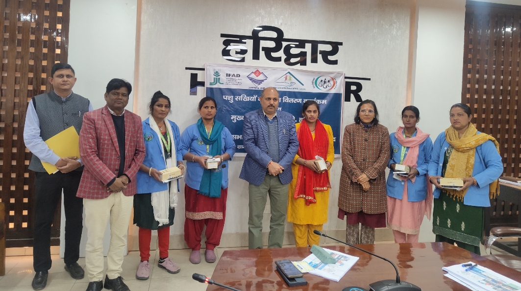 सीडीओ की अध्यक्षता में ग्रामोत्थान (रीप) परियोजना की समीक्षा बैठक सम्पन्न, पशु सखियों को मोबाइल फोन वितरित किये