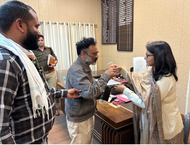 अपनी मांगों को लेकर अनशन पर बैठे  जोमेटो फूड डिलीवरी कंपनी के कार्मिकों को सिटी मजिस्ट्रेट ने जूस पिलाकर कराया अनशन समाप्त।