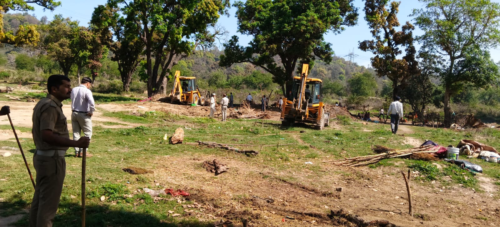 कोतवाली रानीपुर B.H.E.L. क्षेत्र में चला बुलडोजर।  पुलिस प्रशासन ने संयुक्त रुप से चलाया अतिक्रमण हटाओ अभियान।  सेक्टर-1 में जमीन को किया अवैध कब्जे से मुक्त।