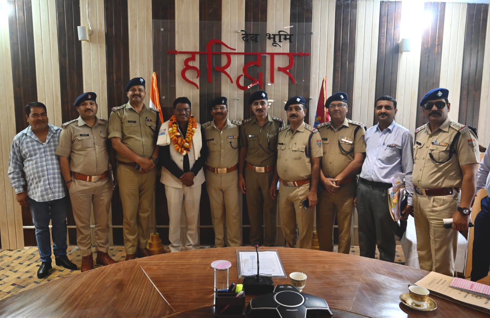 पुलिस कार्यालय रोशनाबाद में विदाई कार्यक्रम आयोजित।  केशव दत्त तिवारी को एसएसपी नवनीत सिंह व अन्य पुलिस कर्मियों ने दी यादगार विदाई। 